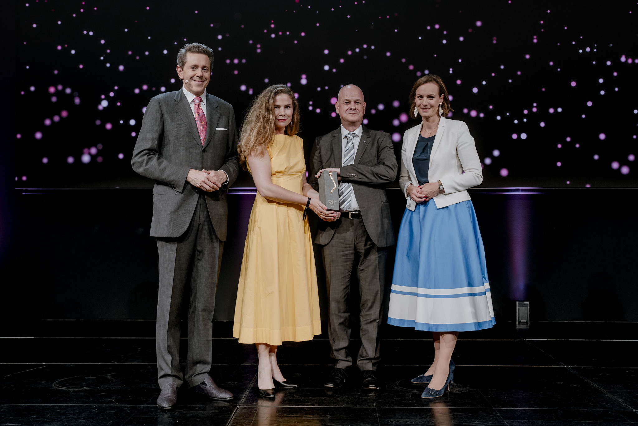 Maria Kollmann with Dirk Janetzko on behalf of AVL List GmbH received the Award